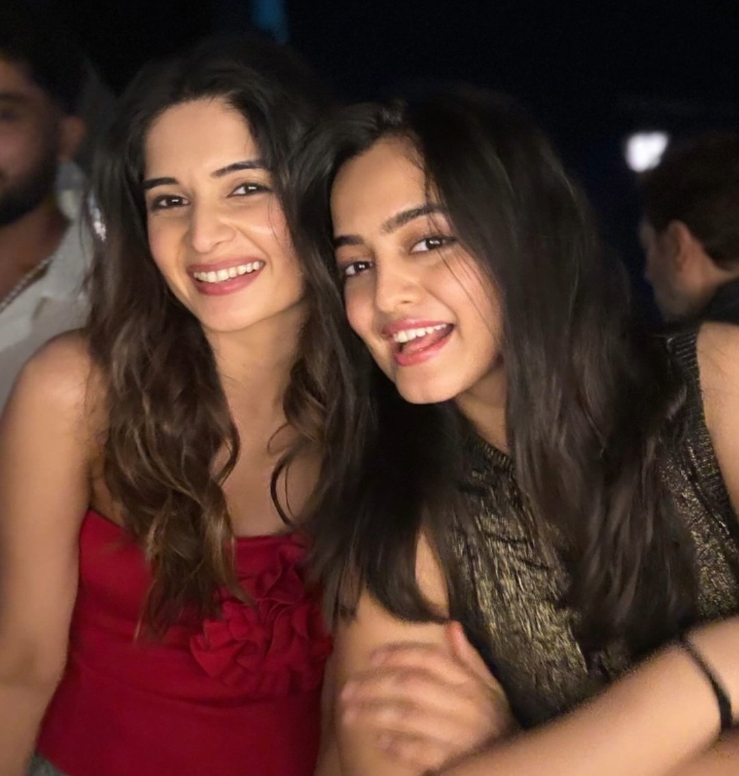 Roohdaariyan___'s tweet photo. Neha and Bhavika 🤗

#BhavikaSharma #NehaHarsora ♥ https://t.co/Kr8X4nQyTD