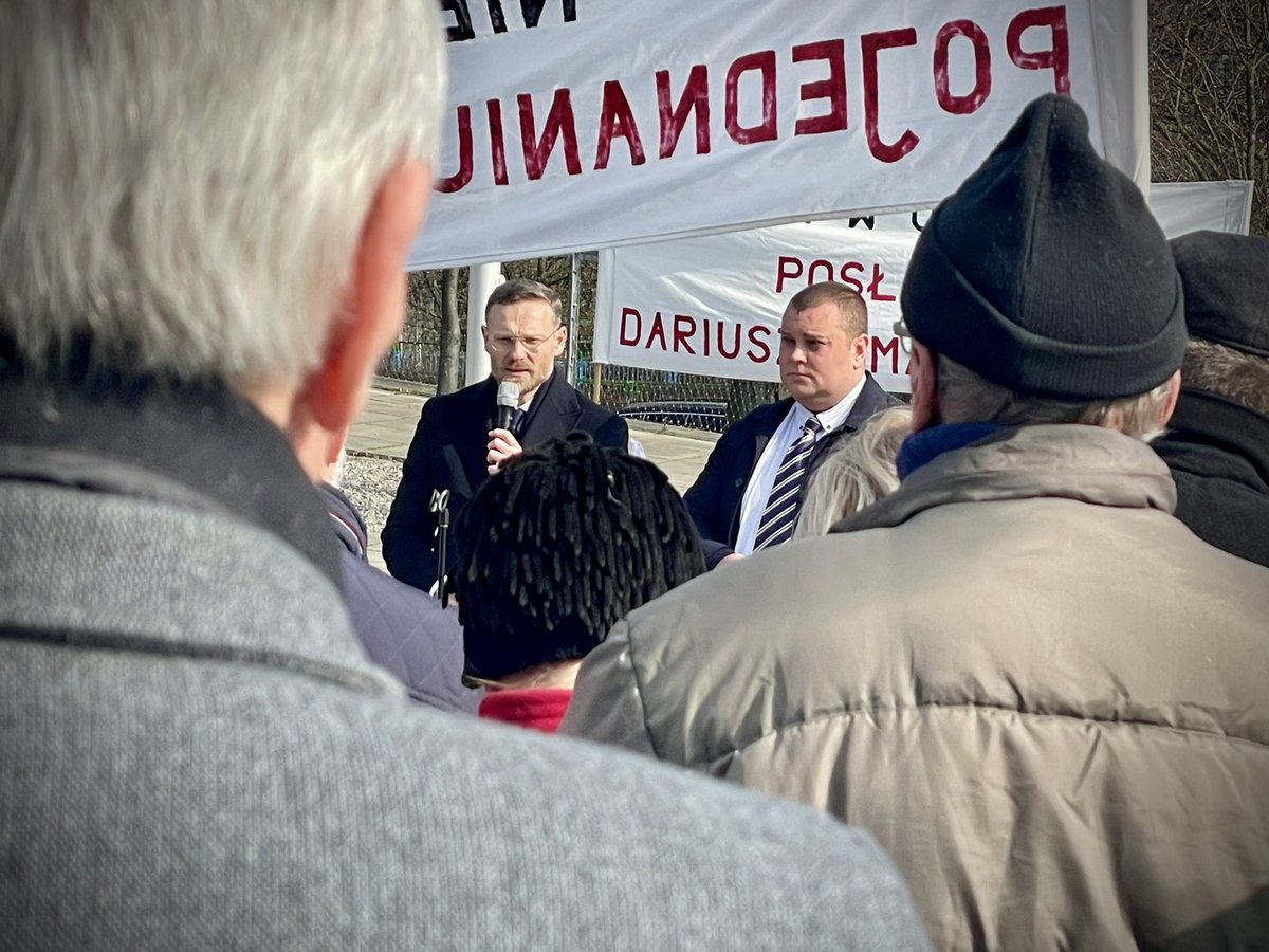 luk_kaminski's tweet photo. Nie każdy mógł dojechać pod areszt, a część osób zwyczajnie obawia się reperkusji. Tym bardziej doceniam inicjatywę @TomaszZbir – wspólna modlitwa różańcowa to więcej niż gest. To wyraz solidarności i wiary w siłę modlitwy.  

#MuremZaMateckim https://t.co/aMjSFf1XMb
