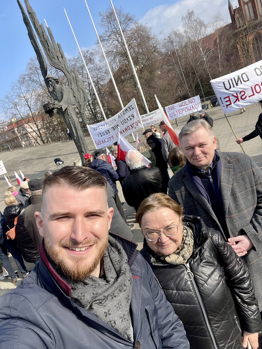 luk_kaminski's tweet photo. Nie każdy mógł dojechać pod areszt, a część osób zwyczajnie obawia się reperkusji. Tym bardziej doceniam inicjatywę @TomaszZbir – wspólna modlitwa różańcowa to więcej niż gest. To wyraz solidarności i wiary w siłę modlitwy.  

#MuremZaMateckim https://t.co/aMjSFf1XMb