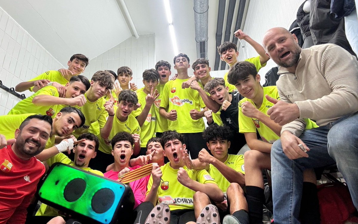 CosmePetit's tweet photo. Viladecans 0-1 FCS Cadet A Partit guanyat i de nou patint, demanant l'hora i treient pilotes d'un rival més aviat fluix. Els nois de Toño segueixen amb el joc pobre de sempre sense convèncer ningú malgrat ser segons a 3 punts del líder que no afluixa. Som-hi @FCSantboiaFem ❤️🖤 https://t.co/p87CdxI5zd