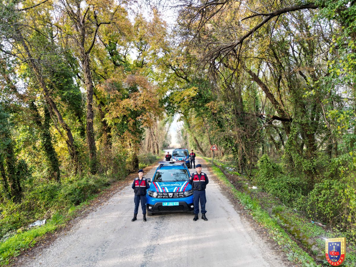 jandarma's tweet photo. 📍Muğla Köyceğiz

Yeşilin tüm tonları korumamız altında.🌲

Asayiş Timlerimiz, eşsiz güzellikteki Sığla Ormanlarında görev başında.🚔 https://t.co/U5BPzjkyVU