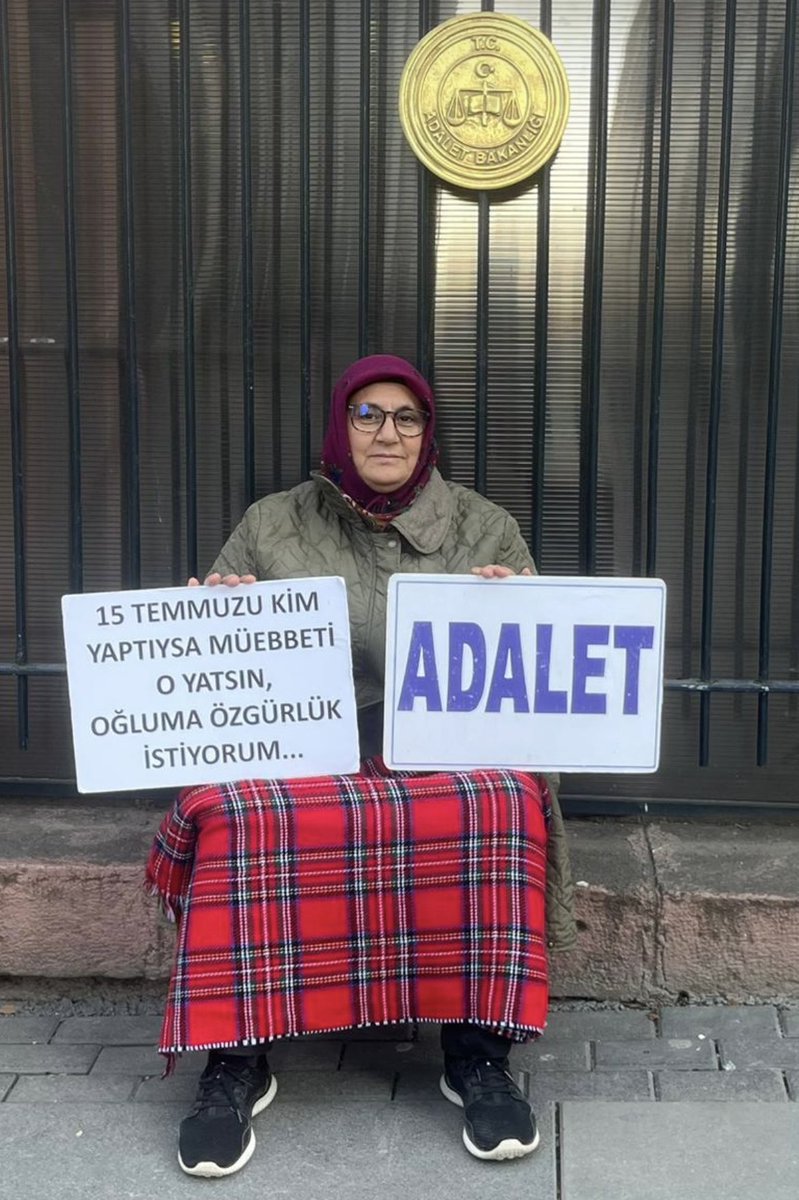 SevincCakir8's tweet photo. Ne el tutar ne yol gösterir,
Kendi bilir, kimseyi beğenmez.
Taş yerinde ağırdır derler,
O yerinde  kıpırdar, yön vermez.

Birlik ol desen, kendi yolunda,
Ne destek verir ne darda yanında.
El elden üstündür sözünü duymamış,
Ama hep yüksekten bakar insana.

Ne ekerse insan, onu biçer elbet,
Kibirle yürüyen düşer bir gün nihayet.
Tokgözlü görünür, gönlü aç susuz,

Ne haldeyim demez, böbürlenir hâlâ,
Enaniyet yüküyle gururdan âlâ.
Elini açmaz, El tutmaz, nefsine tutsak,

Her şeyini yitirmiş, hâlâ mağrur,
Derviş sabrı gerek, kibirle meşhur.
Azıcık aşım kaygısız başım der,
Lakin ne aş kalmış ne de baş! 
   
  Şiir Sevinç Çakır