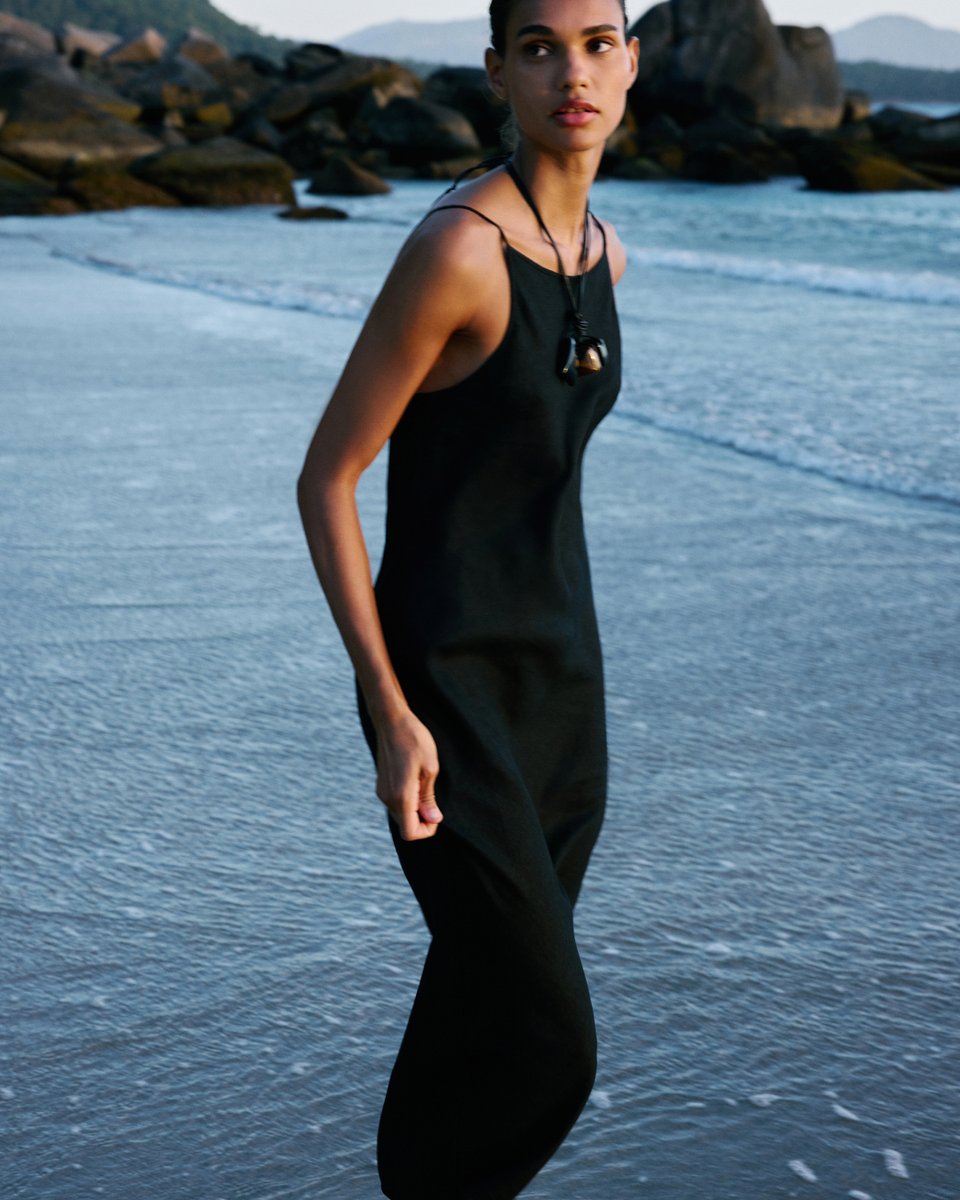 TROPICAL | Linen shirts and trousers combined with minimal swimwear for the season to come: bit.ly/4igaPdd

#MassimoDutti #NewInDutti