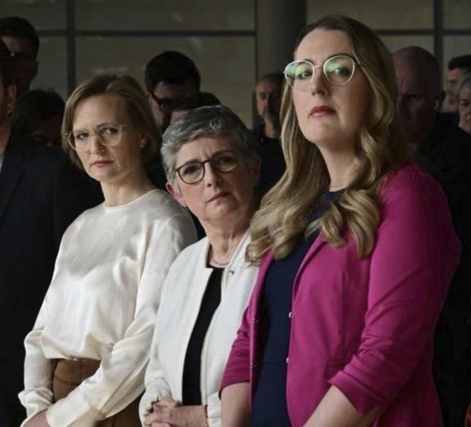 Warum eigentlich setzen sich im Leben überwiegend die lauten, unsympathischen, vor Egoismus nur so strotzenden Kerle durch? Warum fahren so viele Menschen darauf ab?  Warum TRUMP, PUTIN, SÖDER anstatt HABECK, GÜNTHER und z. B. diese drei hier:
Im Übrigen brauchen wir mehr Frauen!