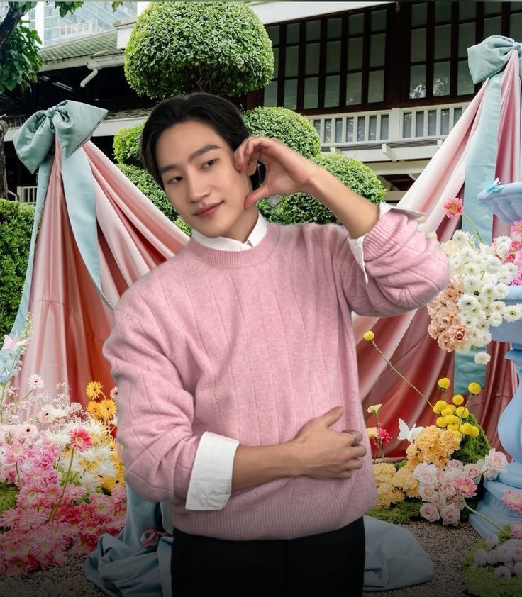 ᅠᅠSebagai ayah, yang Rune ingin lakukan adalah memberikan hal yang terbaik untuk putrinya. Apapun itu, kini hari perayaan ulang tahun putrinya telah tiba. Rune mengenakan pakaian merah mudanya sesuai dengan apa yang putrinya inginkan.