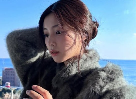 mhyemu's tweet photo. The sky, painted in the softest blue, watches over me, reminding me that even in the quietest moments, beauty is everywhere. https://t.co/2sqTfZKdq9