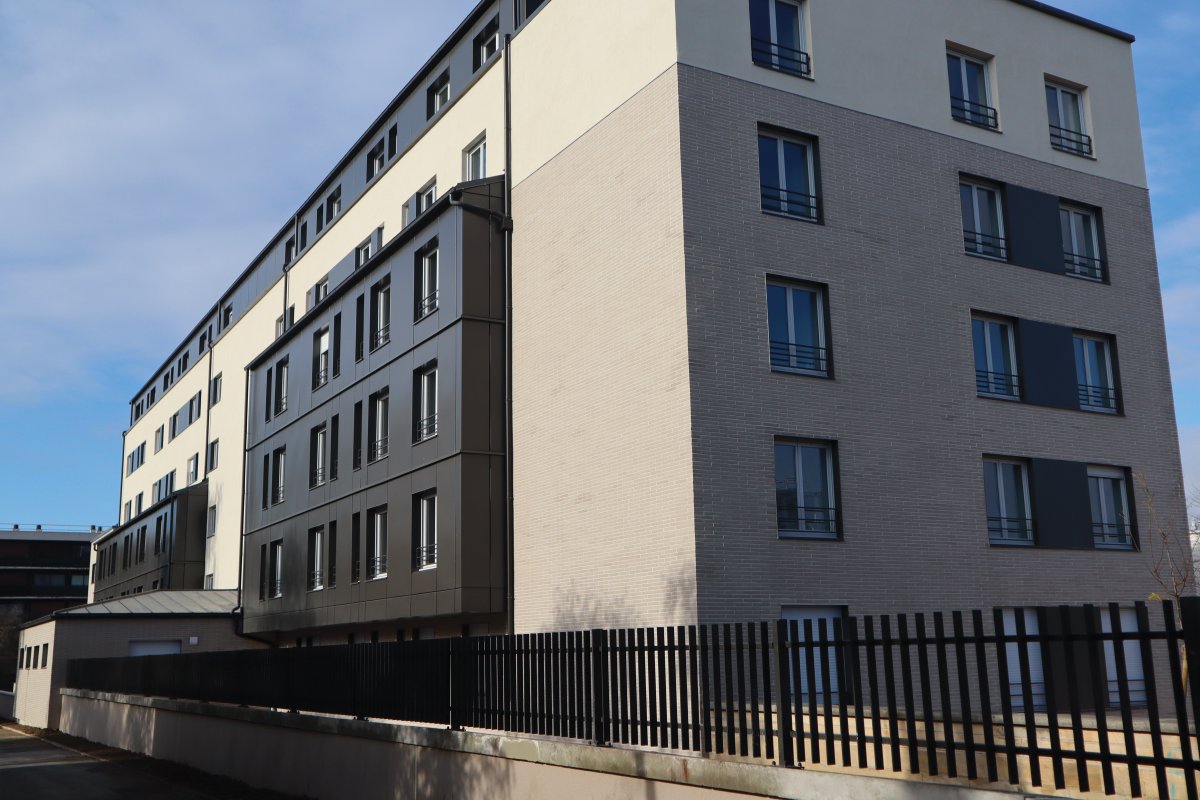 🏡 #Inauguration du FJT Geleen à Pontoise !
Un foyer réhabilité pour mieux accompagner les jeunes travailleurs 👷‍♂️
🔹 Logements modernisés
🔹 Accessibilité renforcée
🔹 Performance énergétique améliorée
Un projet collectif au service de l’habitat durable !  bit.ly/3FGDv0p