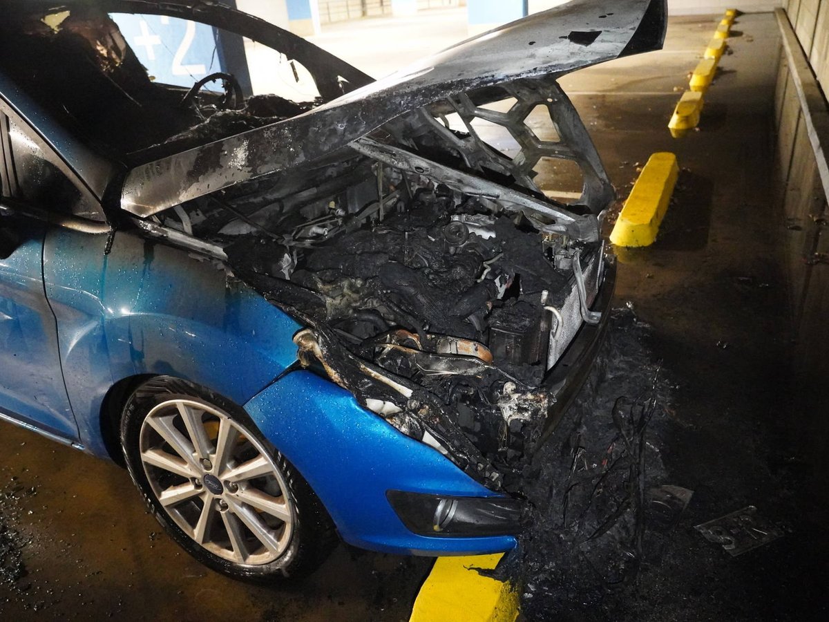 Autobrand parkeergarage en bestuurder ramt 4 auto's