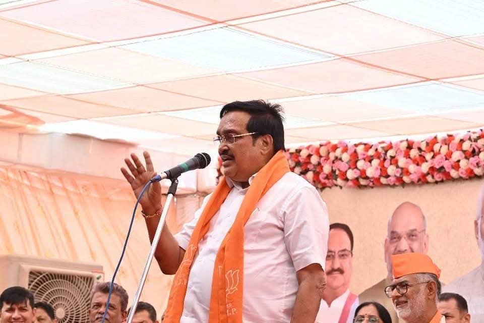 AmarBarot2's tweet photo. આજ રોજ ભારત સરકારના કેન્દ્રિયમંત્રીશ્રી અને ભારતીય જનતા પાર્ટી ગુજરાત પ્રદેશ ના યશસ્વી અધ્યક્ષ તથા નવસારી લોકસભા ના લોકપ્રિય સાંસદ શ્રી @crpaatil જી ને જન્મદિવસ ની હાર્દિક શુભકામના. ઈશ્વર આપને દીર્ઘાયુ તથા સ્વસ્થ જીવન પ્રદાન કરે. https://t.co/BiqlONdDdJ