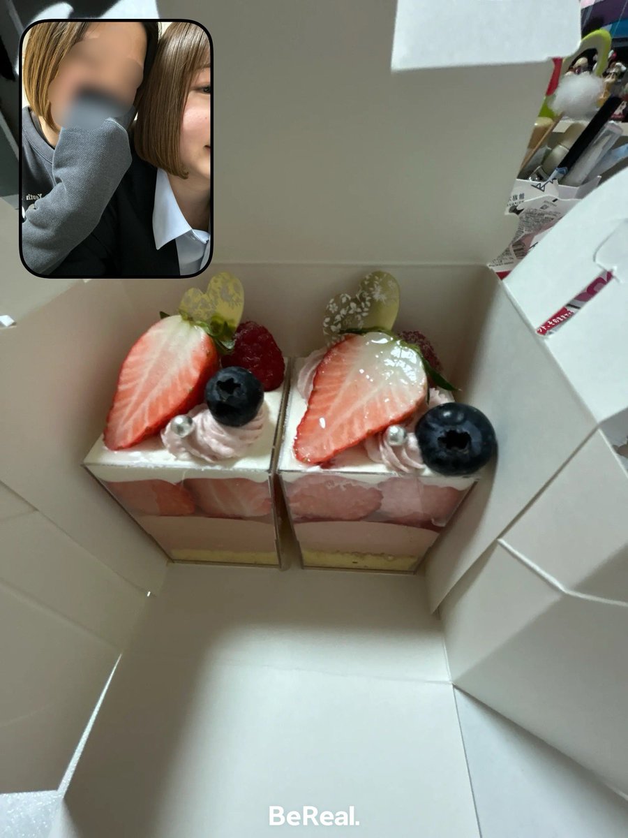 無事進級できたので彼女から進級祝いと8ヶ月記念のケーキ🥺
3年生頑張るぞ〜〜