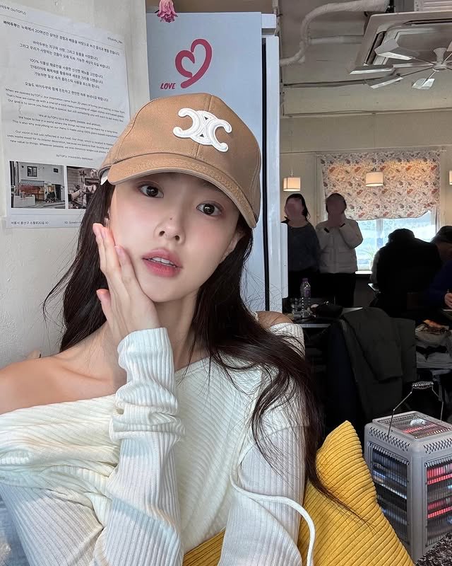 mhyemu's tweet photo. 🤍  —  winter outside, serenity inside. Dressed in white, letting the light play its part in this quiet little scene. https://t.co/pIWW6cqM7n