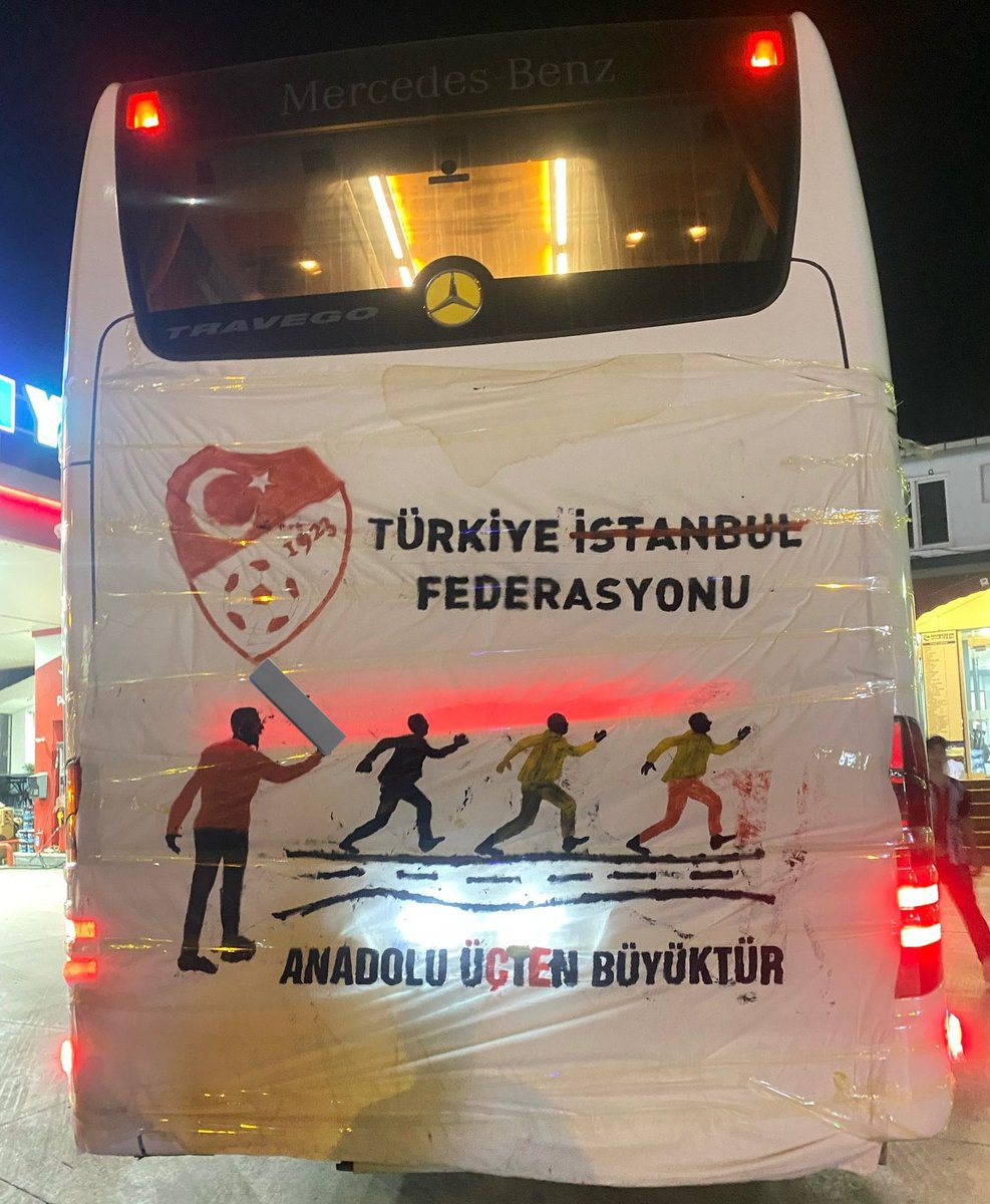 Fenerbahçe deplasmanı için İstanbul yolunda olan Samsunspor taraftarının, otobüs arkasına astığı pankart. 

"Anadolu üçten büyüktür!"