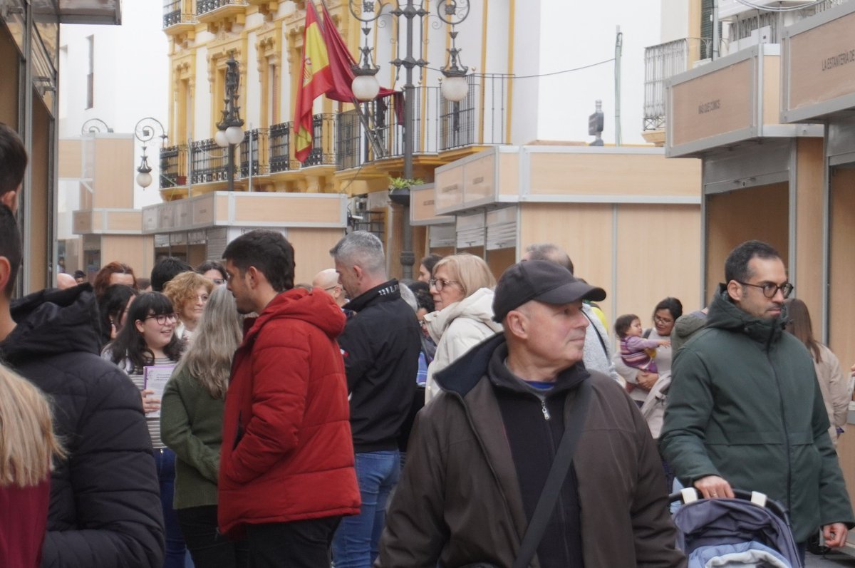 Aprovecha el último día de la Feria del Libro. Ayer disfrutamos de un ambiente increíble rodeados de historias, autores y mucho amor por los libros. ¡Hoy domingo es tu última oportunidad para recorrer las 30 casetas repletas de novedades, clásicos y firmas de escritores!