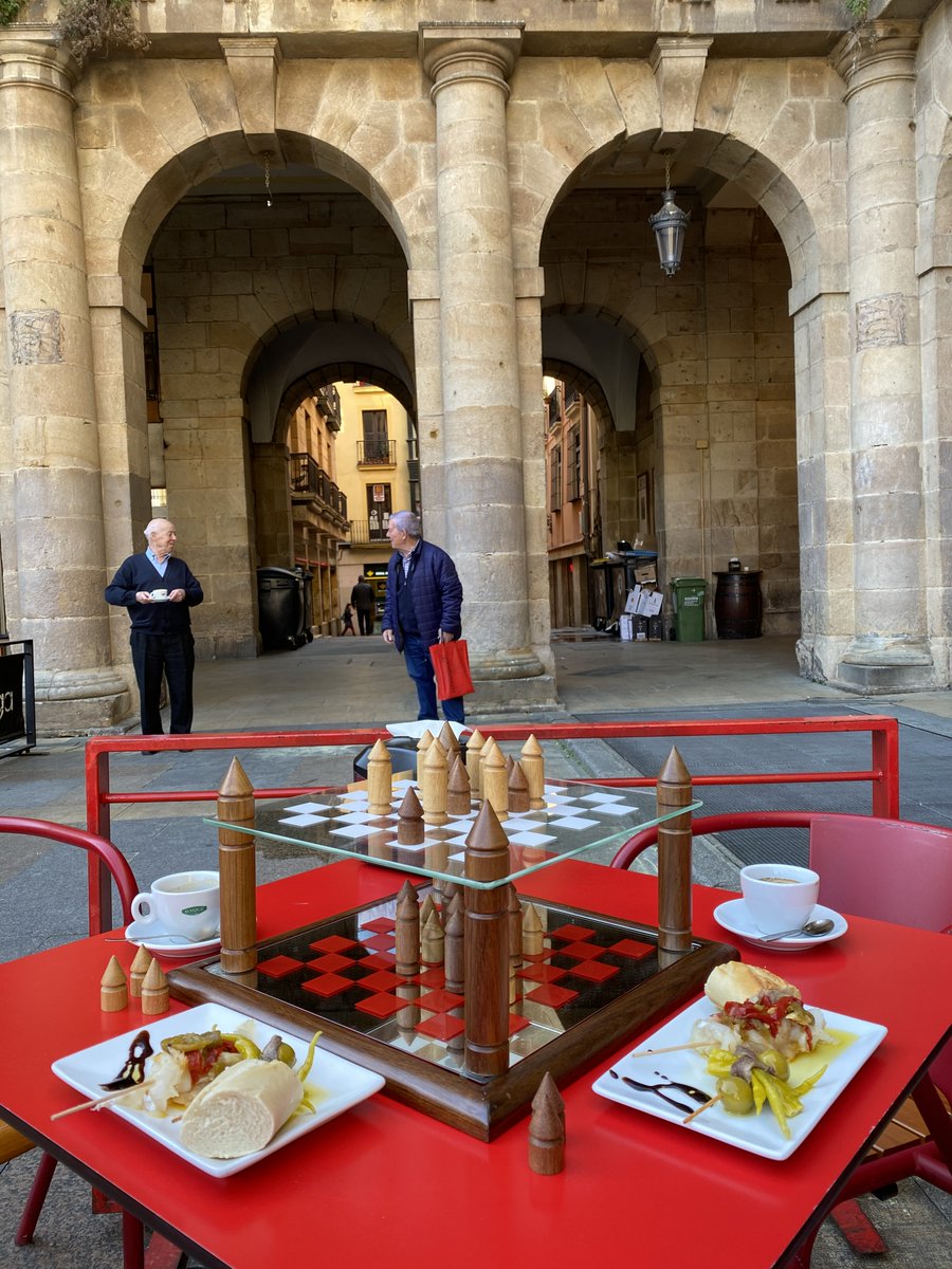 Un Jeu, Un Lieu 🚩 #1Jeu1Lieu  

À la nouvelle place, ça passe, ça place autour des tapas.    

#Andegemón #Bilbao #Bizkaia #PaysBasque 
#Dimanche #Lundi #Mardi #Mercredi #Jeudi 
#Vendredi #Samedi #Pintxos #Tapas #España 🇪🇸