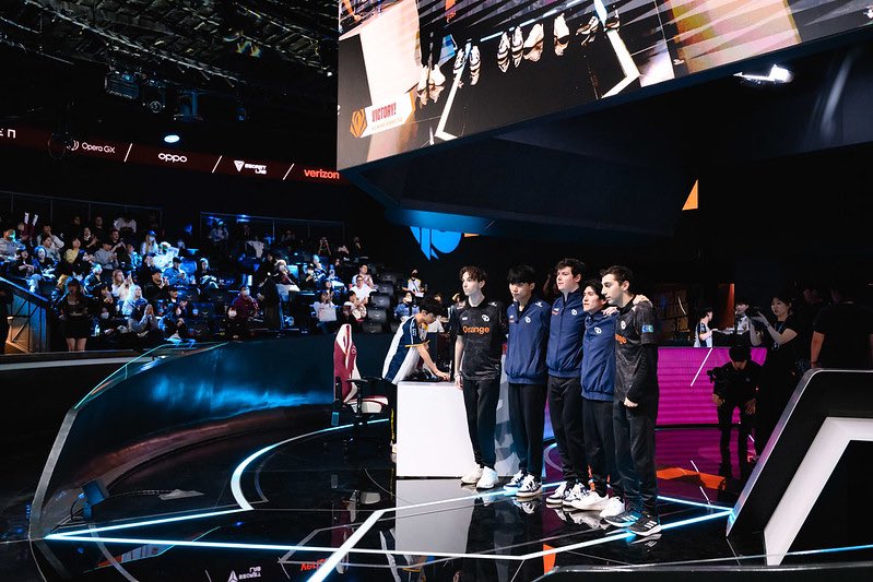 DÉBUT DE LA FINALE DU FIRST STAND

KC VS HLE

CANNA VS ZEUS
YIKE VS PEANUT
VLADI VS ZEKA
CALISTE VS VIPER
TARGAMAS VS DELIGHT

UN TITRE INTERNATIONAL À ALLER CHERCHER #KCORP