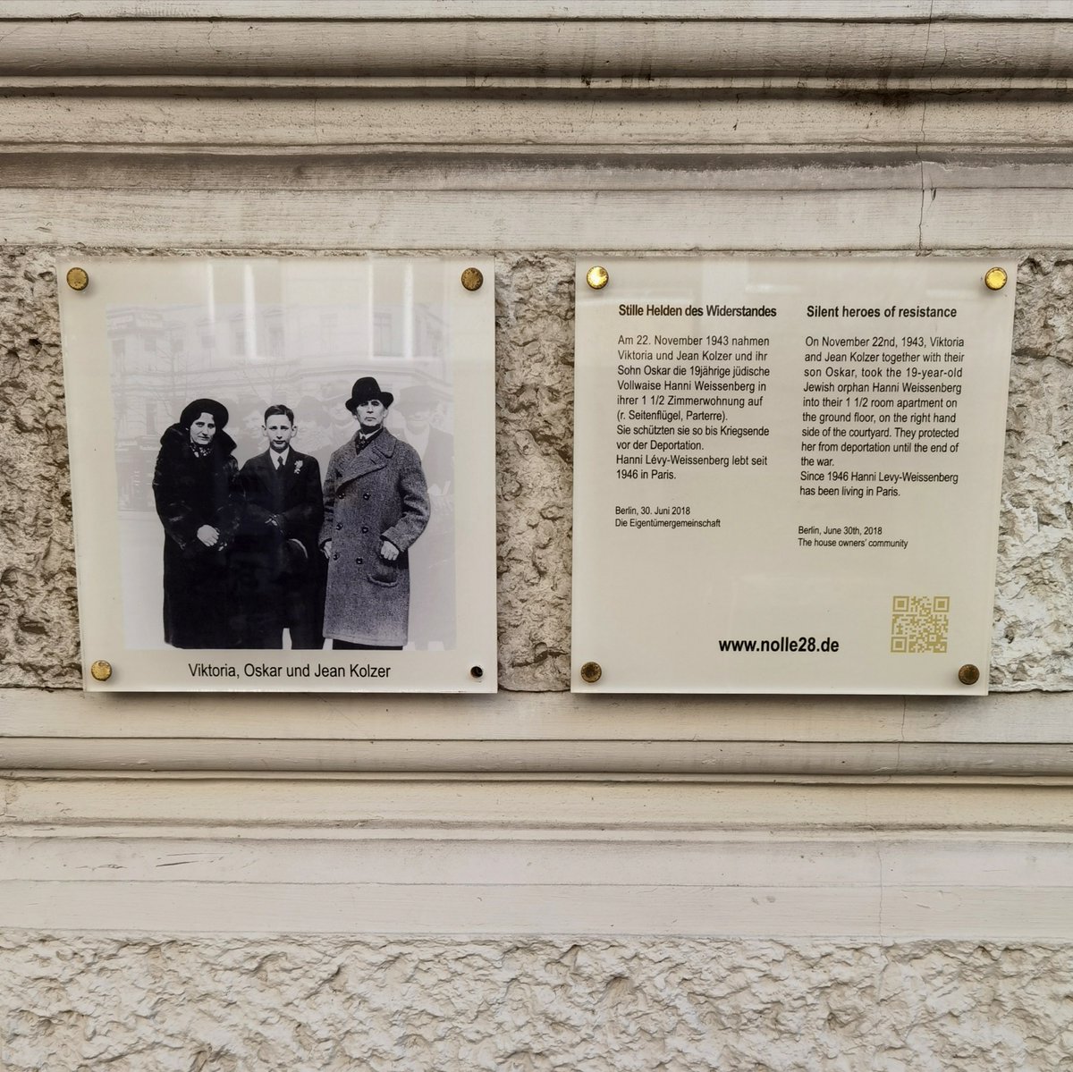 Stift_und_Bogen's tweet photo. Das Versteck war die Erdgeschosswohnung im rechten Seitenflügel.
Nollendorfstraße 28, Schöneberg. Erinnerung an Viktoria und Jean #Kolzer und ihren Sohn Oskar, die hier unter dem Naziterror einer Jüdin das Leben retteten: Hanni #Weissenberg, geboren #otd vor 101 Jahren.
#Berlin https://t.co/OJYSNYrBFC