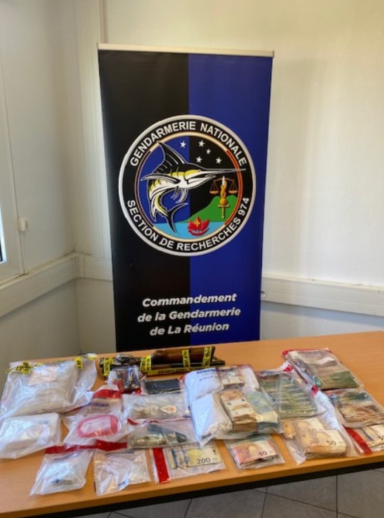 #ContreLeNarcoTrafic La Section de Recherches de Saint-Denis (974) démantèle un trafic de drogue entre la métropole et La Réunion. 
Saisie de :
➡️ 280 465 € en espèces 
➡️ Cocaïne, méthamphétamine et MDMA 
➡️1 fusil, des véhicules et des objets de luxe
➡️ 6 interpellations