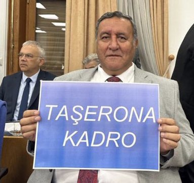 📌2004 yılında AKP iktidarı çıkardığı İş Kanunu ile taşeron kamuda yaygınlaştı.
📌Mücadele ile 696 sayılı KHK ile bir kısım taşeron çalışan kadroya alındı.
📌Belediyelerde şirket işçisi yapılanların dışında hizmet alım sözleşmesi diye bir uygulama türetilip binlerce işçi