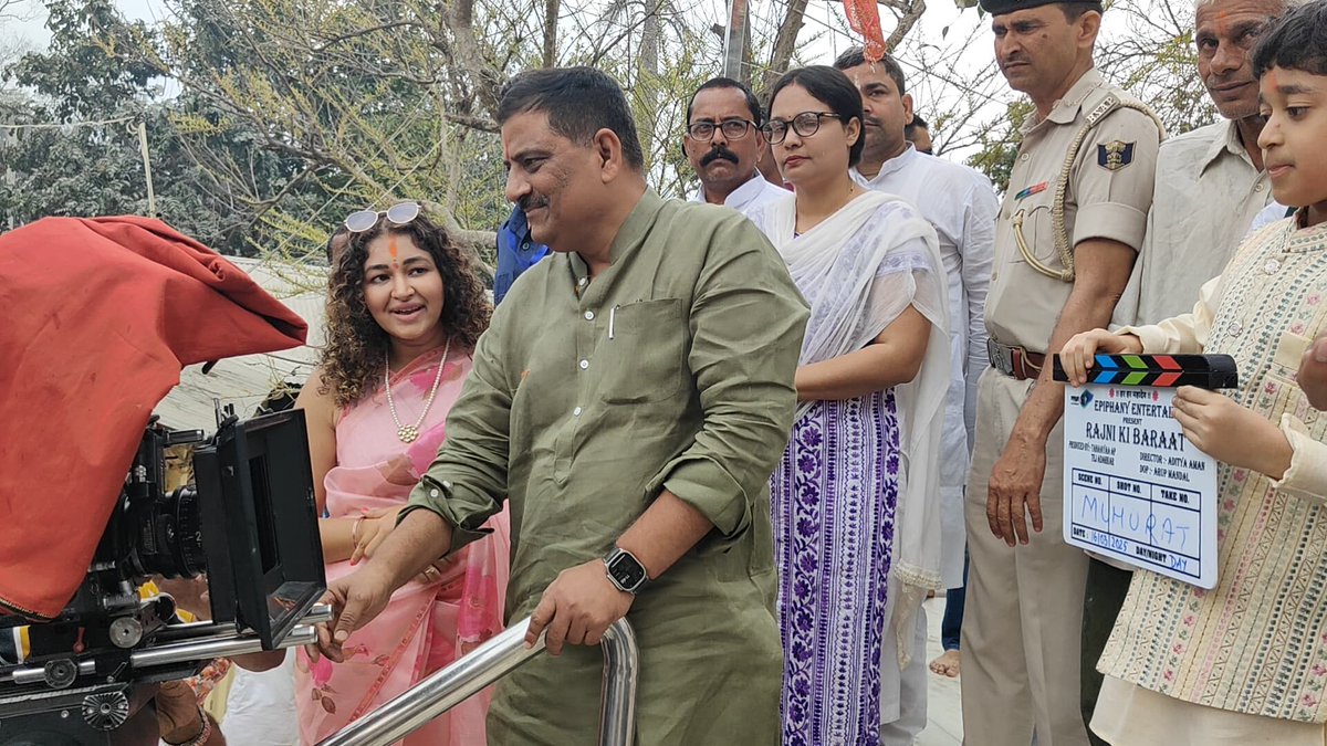 SanjayJhaBihar's tweet photo. आज दरभंगा में फिल्म की शूटिंग का शुभारंभ कर खुशी हुई! 🎬✨

#दरभंगा के मनोकामना मंदिर परिसर में हिंदी फीचर फिल्म ‘रजनी की बारात’ का मुहूर्त शॉट संपन्न हुआ। यह फिल्म बिहार की धरती से जुड़ी एक अनूठी पहल है, जिसे पूरी तरह से दरभंगा में फिल्माया जा रहा है। इसमें सहरसा निवासी उल्का गुप्ता अपने हिंदी फिल्म डेब्यू में ‘रजनी’ की भूमिका निभा रही हैं। उनके साथ कनिष्क दुबे और अश्वथ भट्ट भी मुख्य भूमिकाओं में हैं। फिल्म का निर्माण एपिफेनी एंटरटेनमेंट द्वारा, जबकि निर्देशन दरभंगा निवासी आदित्य अमन द्वारा किया जा रहा है।

बिहार की संस्कृति को सिनेमा के माध्यम से प्रस्तुत करने का यह प्रयास सराहनीय है। हम इस फिल्म की शानदार सफलता की कामना करते हैं और इससे जुड़े सभी कलाकारों तथा अन्य लोगों को हार्दिक शुभकामनाएं देते हैं।

#SanjayKumarJha 
#Darbhanga #Bihar #BiharCinema #RajniKiBaraat @EpiphanyE4 @TanaayaaAP @TejAdarkar @adityaaman87