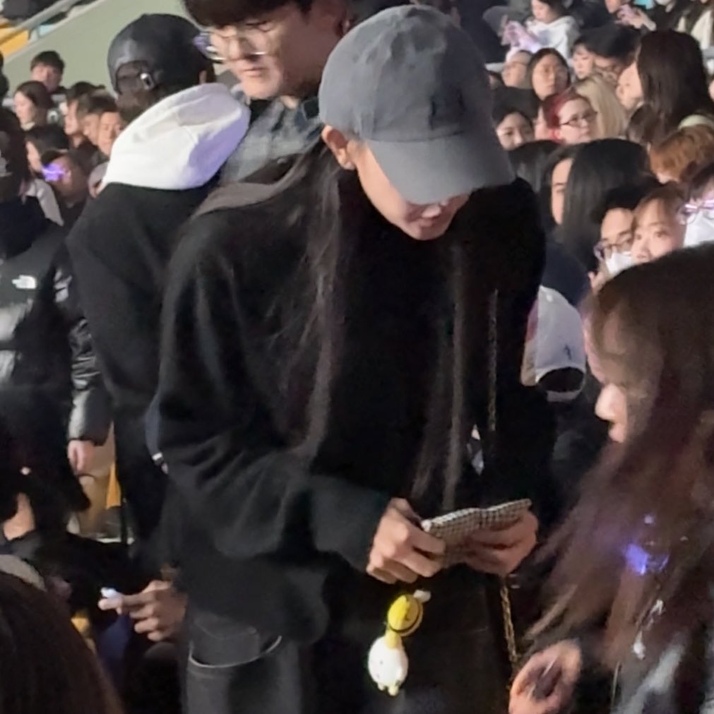 헐떴다 에스파콘서트 김지원실존
꿀벌이랑 윈터님 뭉탱이키링 같이들고왔어 ㅜㅜ