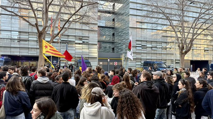 Antifaxismoa's tweet photo. #Catalunya  Tres militantes de la izquierda Independentista antifascista detenidos, acusados de destrozar una carpa del fascista Aliança Catalana 
#FckAC #FckNzs https://t.co/t3ievo1c2L