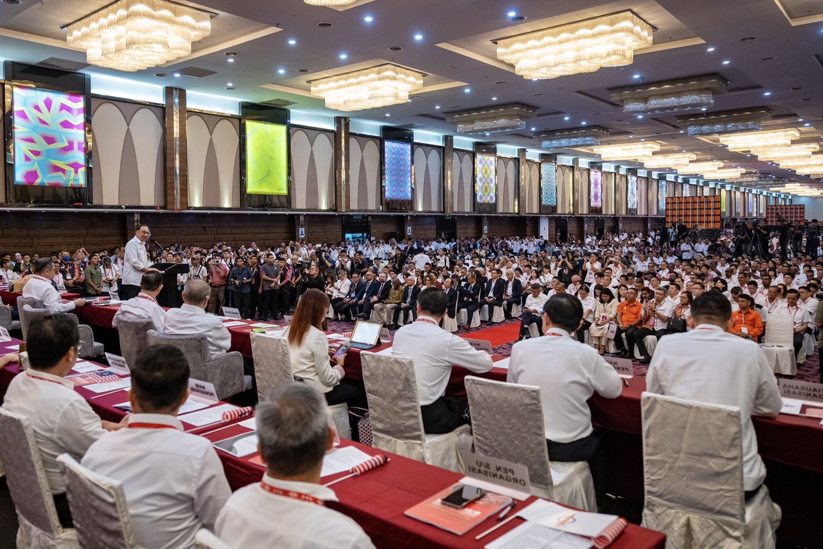 anwaribrahim's tweet photo. Sewaktu berucap di Kongres Parti Tindakan Demokratik (DAP) Ke-18 pagi ini, saya merungkai cabaran Kerajaan MADANI mengemudi negara tatkala pembangkang memperalat isu kaum dan agama habis-habisan.

Mereka bukan mengkritik dasar atau membawa cadangan baharu, sebaliknya terus menakut-nakutkan orang Melayu terhadap masyarakat Cina, khususnya DAP.

Namun, saya enggan bersikap defensif dan apologetik. Di hadapan teman-teman DAP, saya tegaskan bahawa parti ini punya sejarah konsisten dalam menentang rasuah, memperjuangkan hak golongan miskin serta menuntut kebertanggungjawaban dan ketelusan politik meskipun ditekan pemerintah dengan undang-undang zalim.

Bahkan, DAP yang sering dimomokkan inilah yang pernah menjadi sahabat PAS dalam Pakatan Rakyat dan duduk semeja dengan BERSATU ketika PH diberi mandat mentadbir negara pada 2018.

Malaysia tidak boleh mengikut rentak hipokrit pembangkang jika mahu mengangkat martabat rakyat. Tidak ada negara yang boleh maju dan stabil jika terus membiarkan percaturan perkauman dan pelampau agama berterusan serta berleluasa.

Dalam usaha reformasi yang menjadi tunjang perjuangan Pakatan Harapan, saya sedar ada yang kurang sabar dengan perkembangan yang perlahan. Namun, saya tuntut teman-teman agar menggunakan kebijaksanaan. Sejarah membuktikan bahawa revolusi yang tergesa-gesa sering gagal.

Namun, ini bukan alasan untuk menyekat perubahan. Hakikatnya, reformasi di bawah Kerajaan MADANI telah pun bermula. Akta Kewangan Awam dan Tanggungjawab Fiskal digubal bagi menyerahkan kuasa Perdana Menteri dalam unjuran ekonomi kepada Parlimen, Akta Perkhidmatan Parlimen dihidupkan semula demi memberi kebebasan kepada Parlimen dan menyuburkan demokrasi, selain pindaan Perlembagaan dilaksanakan bagi memartabatkan wanita dalam isu hak kewarganegaraan anak yang dilahirkan di luar negara.

Saya juga kekal dengan pendirian menghadkan tempoh jawatan Perdana Menteri kepada 10 tahun kerana kita tahu akibatnya jika seseorang dibiarkan berkuasa selama 22 tahun. Pindaan ini akan direalisasikan sebaik mendapat sokongan sekurang-kurangnya dua pertiga Ahli Parlimen.

Saya beri jaminan bahawa Kerajaan MADANI tidak akan berkompromi dalam mempertahankan dasar dan nilai perjuangan kita, dengan membangunkan sebuah masyarakat demokratik dan adil, di mana tiada sesiapa pun harus dipinggirkan atau didiskriminasi.

#MalaysiaMADANI
#MADANIBekerja