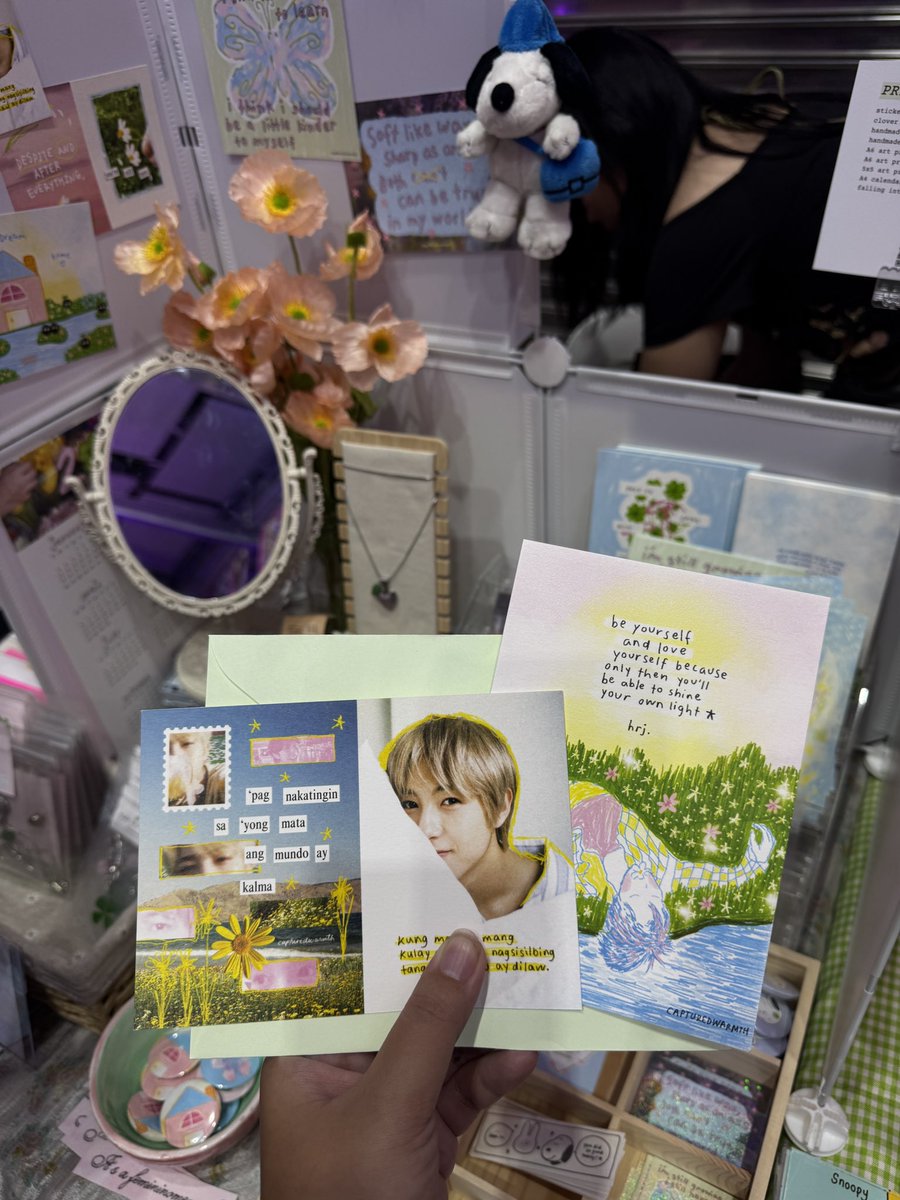 fromispc's tweet photo. finally saw a @capturedwarmth stall irl!!! <3 i always see ur art here on x and i cant believe i finally own the renjun one :") thank you for being so nice (as expected from a renchin) and the freebie! 🤍 https://t.co/8YwB4C2J5o