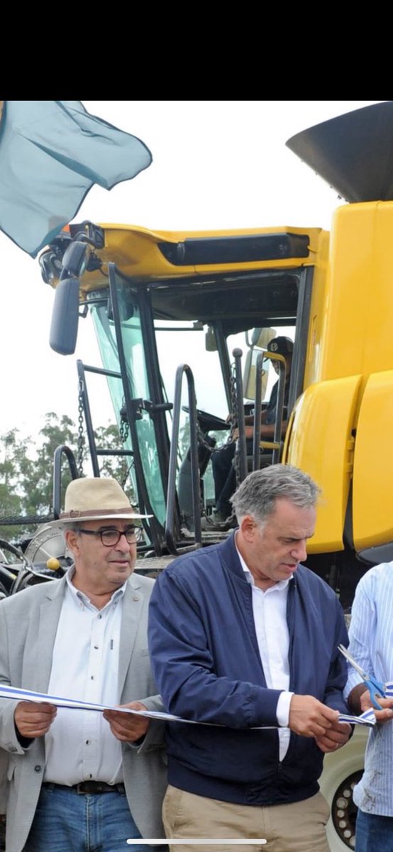 Un gaucho viendo desde detrás del volante como un defensor de dictaduras inaugura su cosecha. 
Perdón y mil veces Perdón
