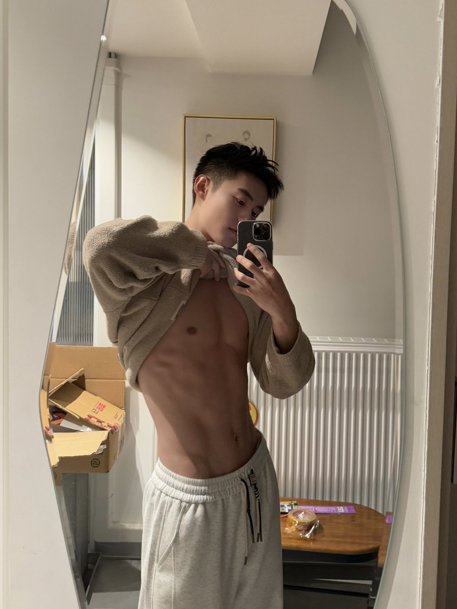 帮我看看有腹肌了吗？