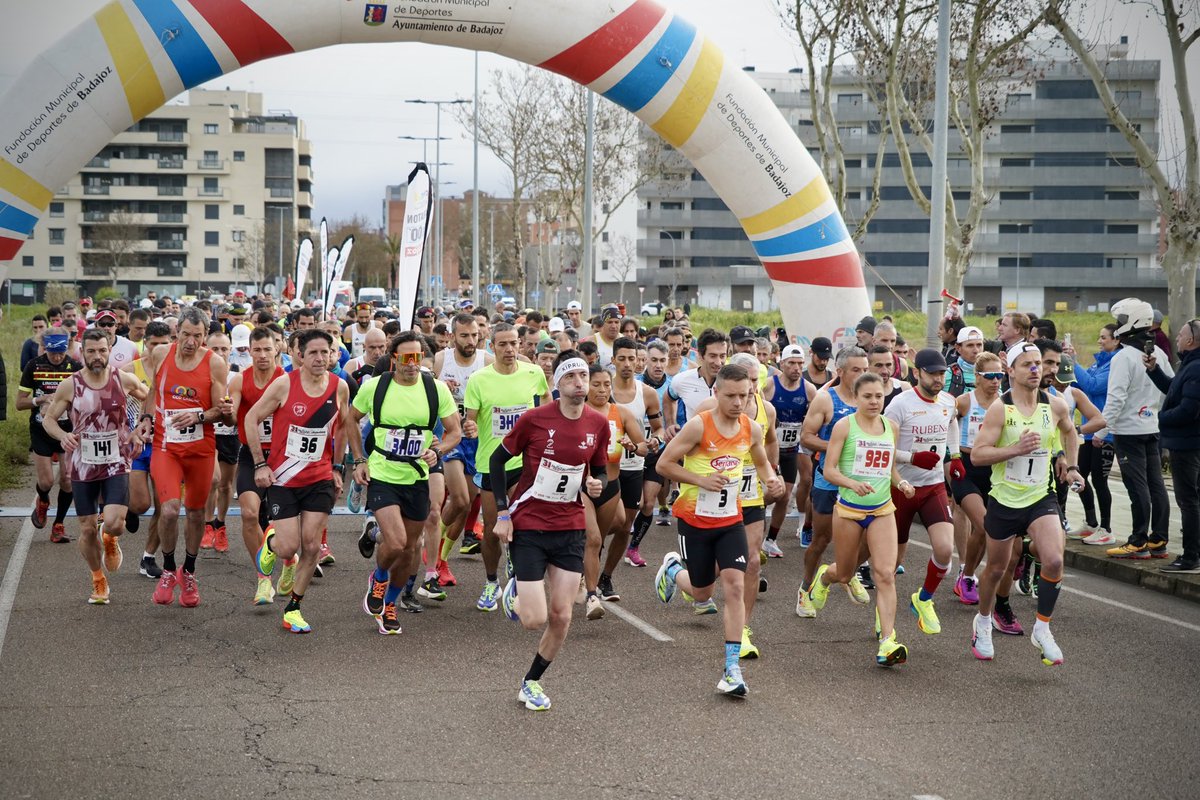 aytodebadajoz's tweet photo. 🎽🏃♀️🏃🏽♂️ ¡Arranca el Maratón Popular Ciudad de #Badajoz 'Gran Premio Unicaja'!
⬛️ Antes de empezar se ha guardado un minuto de silencio en memoria de Belén Cortés, que fue juez de la #FAEX
Comienza el @MaratonBadajoz por las calles de la ciudad. https://t.co/5XIDyIgTuV