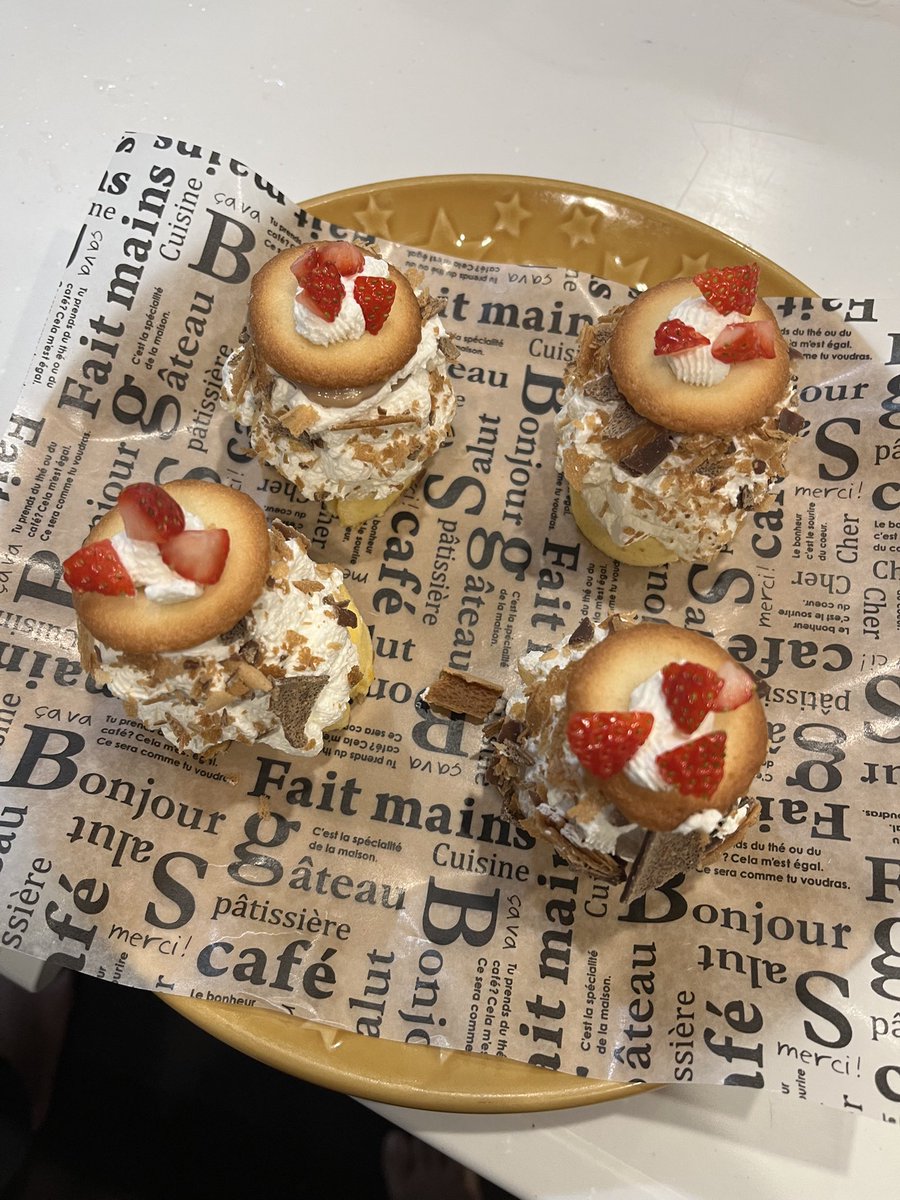 旦那と息子がホワイトデーで作ってくれた😚
下のスポンジも一から作っててめちゃくちゃ美味しかったです💓