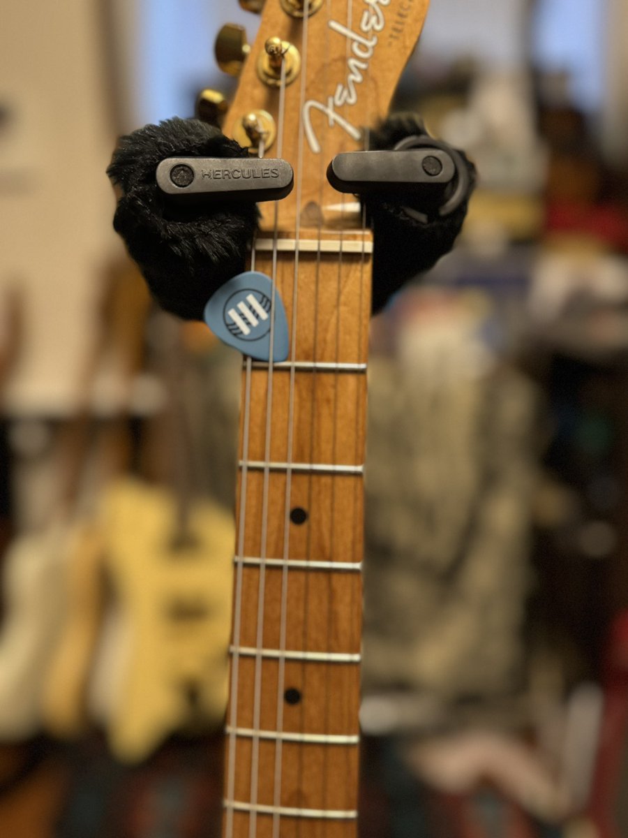 ギターに書いてくれたサインと、ギターを私に返すときにすっと弦に挟ん