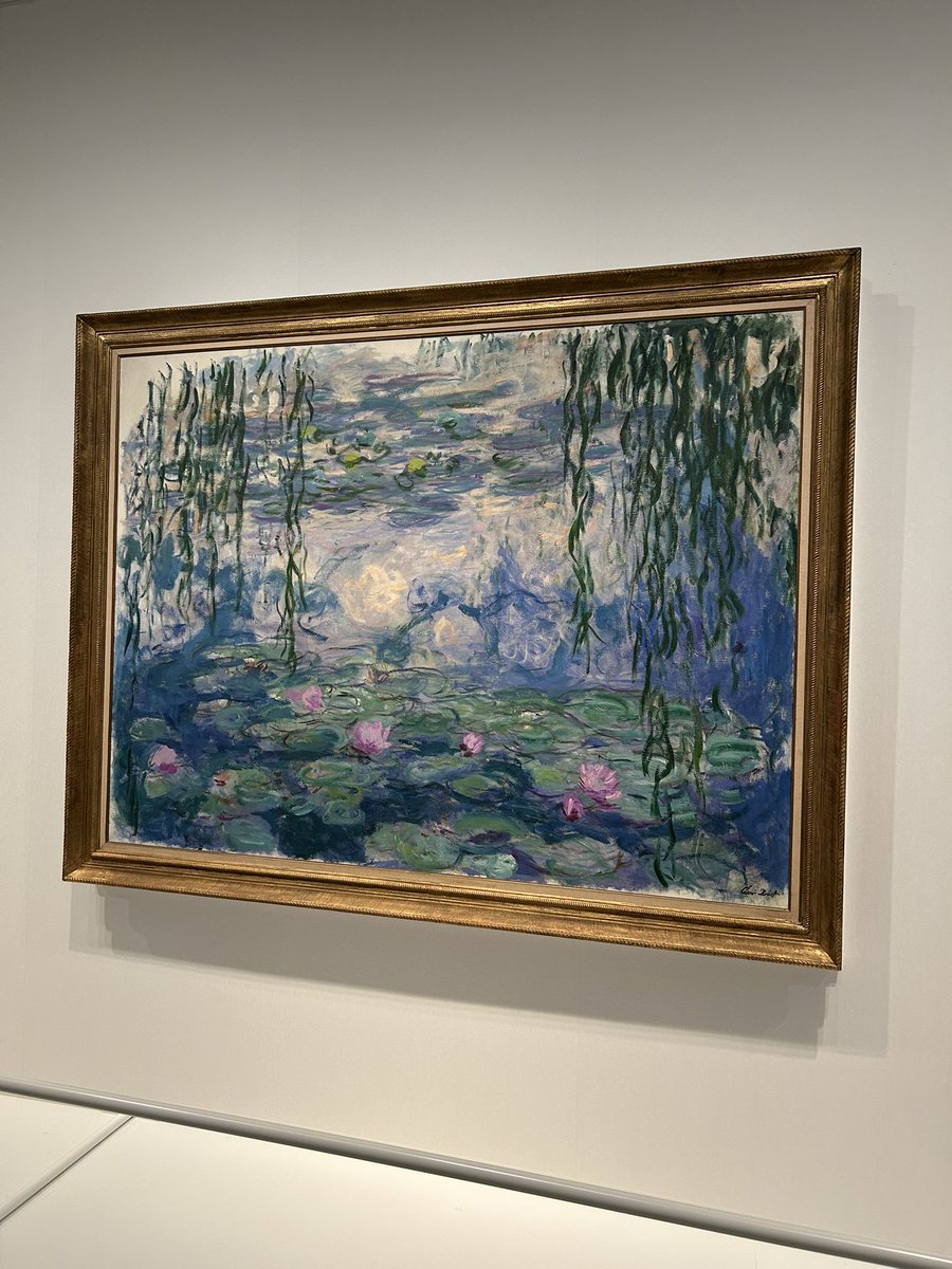 TukimiDesign's tweet image. 先日、京セラ美術館のモネ展に行きまして。とても繊細な色彩になんだかとても幸せな気持ちになりました。図録も買ったので寝る前に自分を癒すために眺めています🖼️