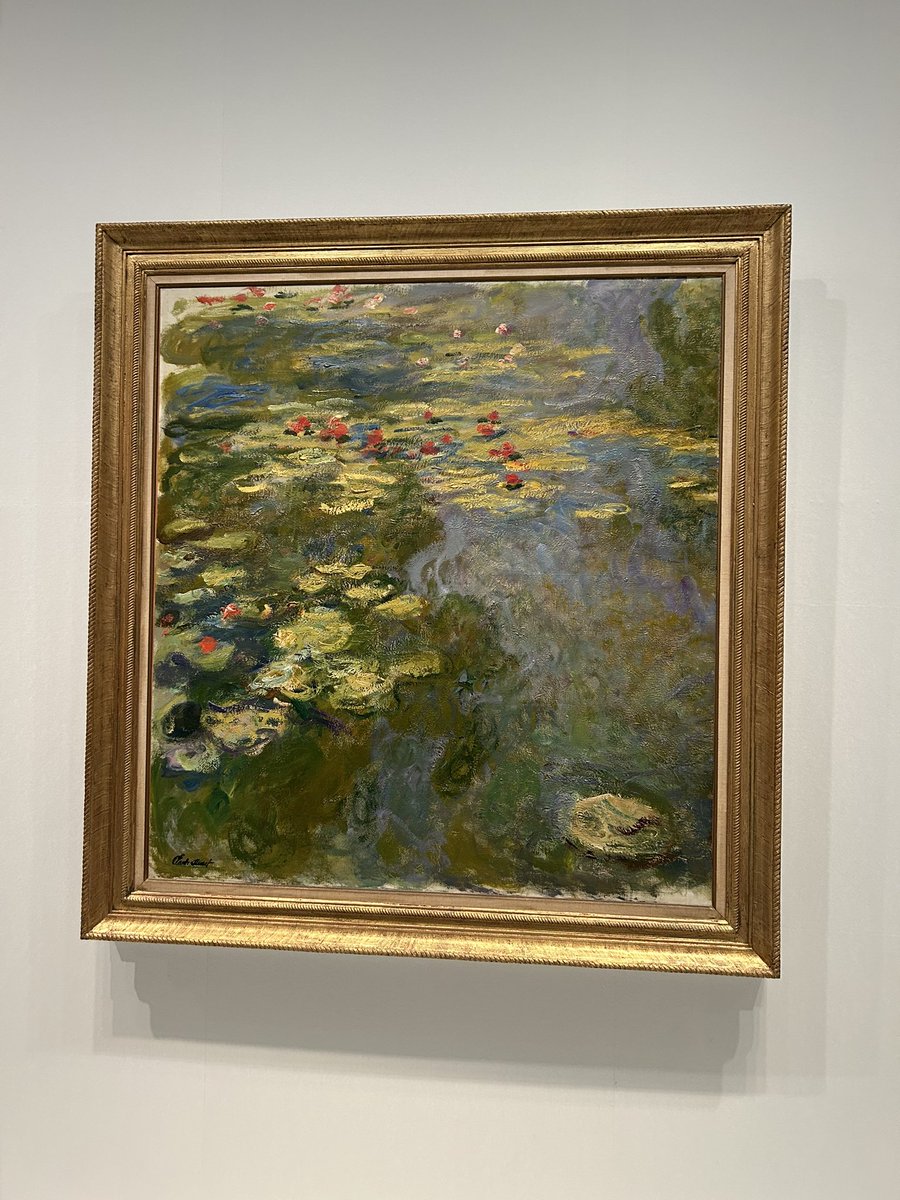 TukimiDesign's tweet image. 先日、京セラ美術館のモネ展に行きまして。とても繊細な色彩になんだかとても幸せな気持ちになりました。図録も買ったので寝る前に自分を癒すために眺めています🖼️