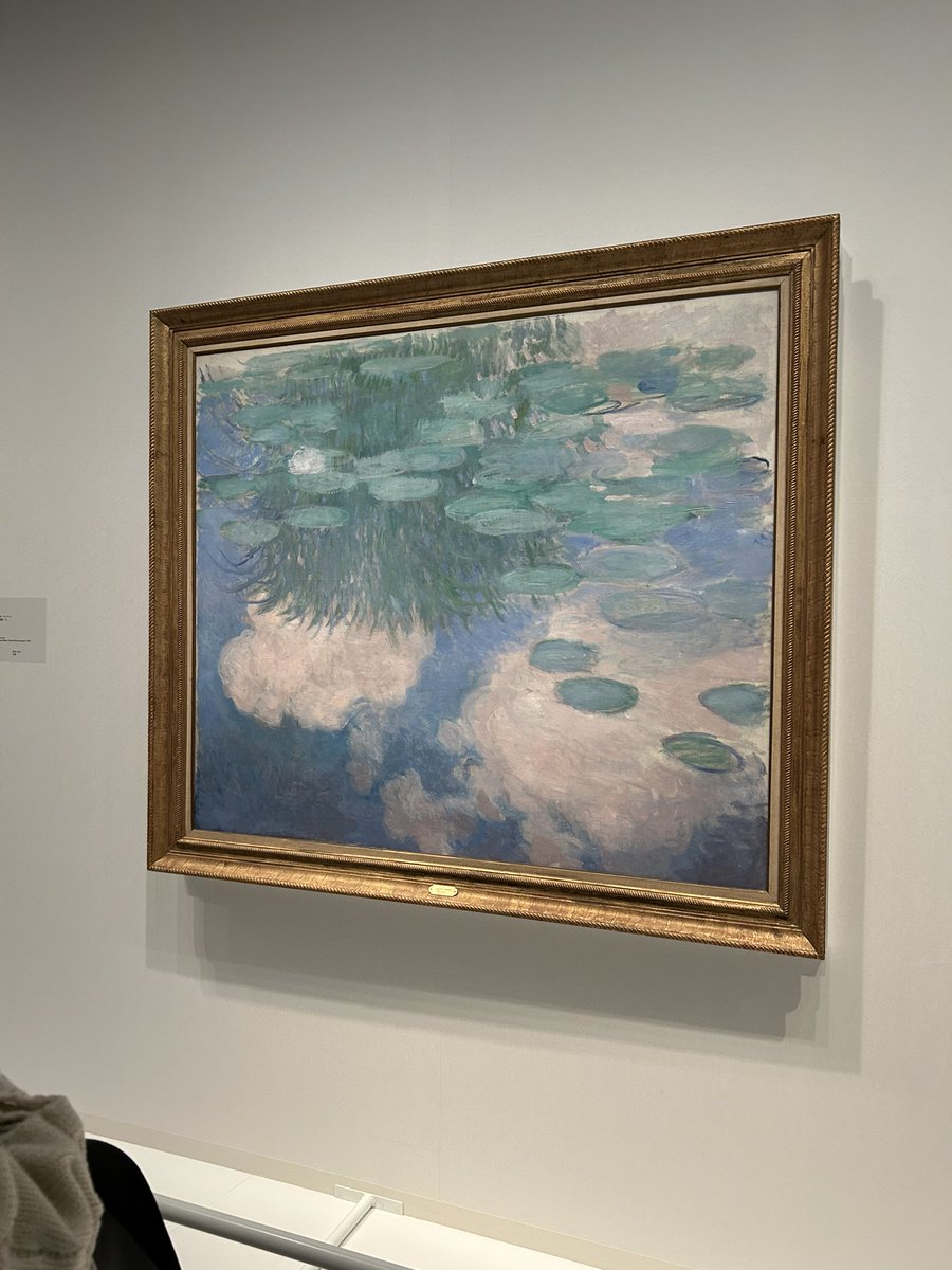 TukimiDesign's tweet image. 先日、京セラ美術館のモネ展に行きまして。とても繊細な色彩になんだかとても幸せな気持ちになりました。図録も買ったので寝る前に自分を癒すために眺めています🖼️
