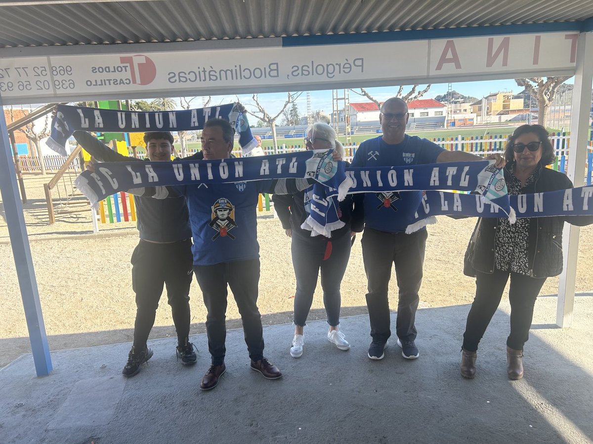 Hoy día de estrenos de bufandas, TODOS CON EL EQUIPO…. VAMOS!!!!