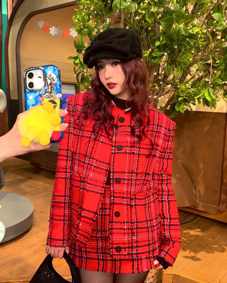 ❄ Cold whispers drift through silver air ✨ 코 끝 스치는 바람, 조용한 떨림 ☕ Footsteps fade, vanishing into white hush ⌕ 한숨처럼 번지는 계절의 부드러운 선율 ✦ Wool mittens cradle frozen fingertips ✾ 따뜻한 숨결이 닿는 순간, 기억을 남긴다 ❄