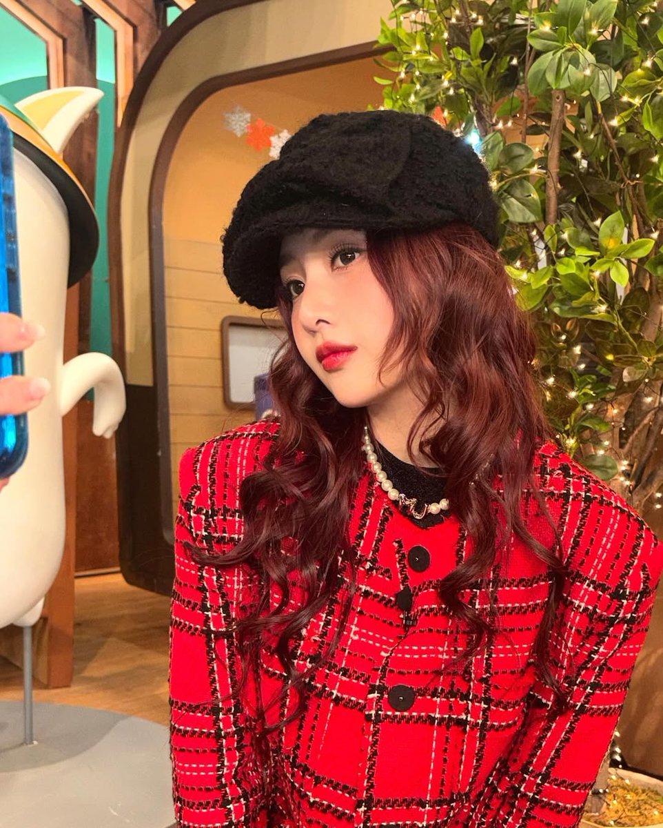 ✧ Snowfall lingers, hush of winter’s dream ☕ 깊어진 계절, 코트 속 온기 가득 ✦ Frozen streets shimmer under soft lights ⌕ 흩어진 눈송이, 사라지는 발자국 속으로 ☾ I sip warmth, tracing frost on glass ✨ 느릿한 감성으로 번지는 겨울밤의 속삭임 ✧