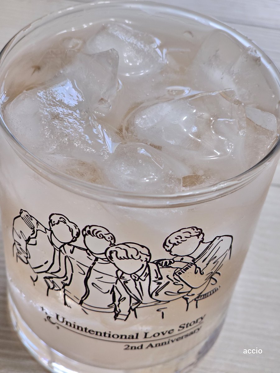 #우리의_모든계절_드연담 
제가 선착특전으로 온더락잔을 받은 사람으로 보이시나요?ㅋㅋㅋㅋㅋㅋ
잔이 너무 이뻐서 바로 개시!!
아 이쁘네..