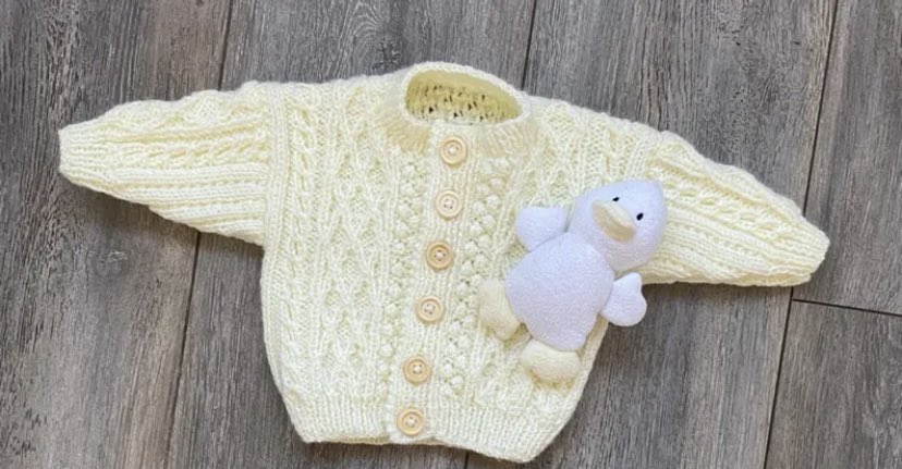 etsy.com/uk/listing/188…
Hand knitted baby cardigan to fit 0-6 months in a cool acrylic yarn in Ivory Cable pattern to fronts, back and sleeves 
#MHHSBD  #firsttmaster #CraftBizParty