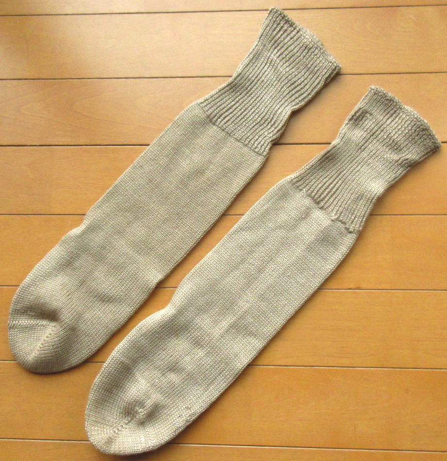 日本陸軍の下士官兵用の防寒靴下になります。
靴下という物に加え、戦後の衣料難にて
使われてしまい現存数が意外と少ない一品です。