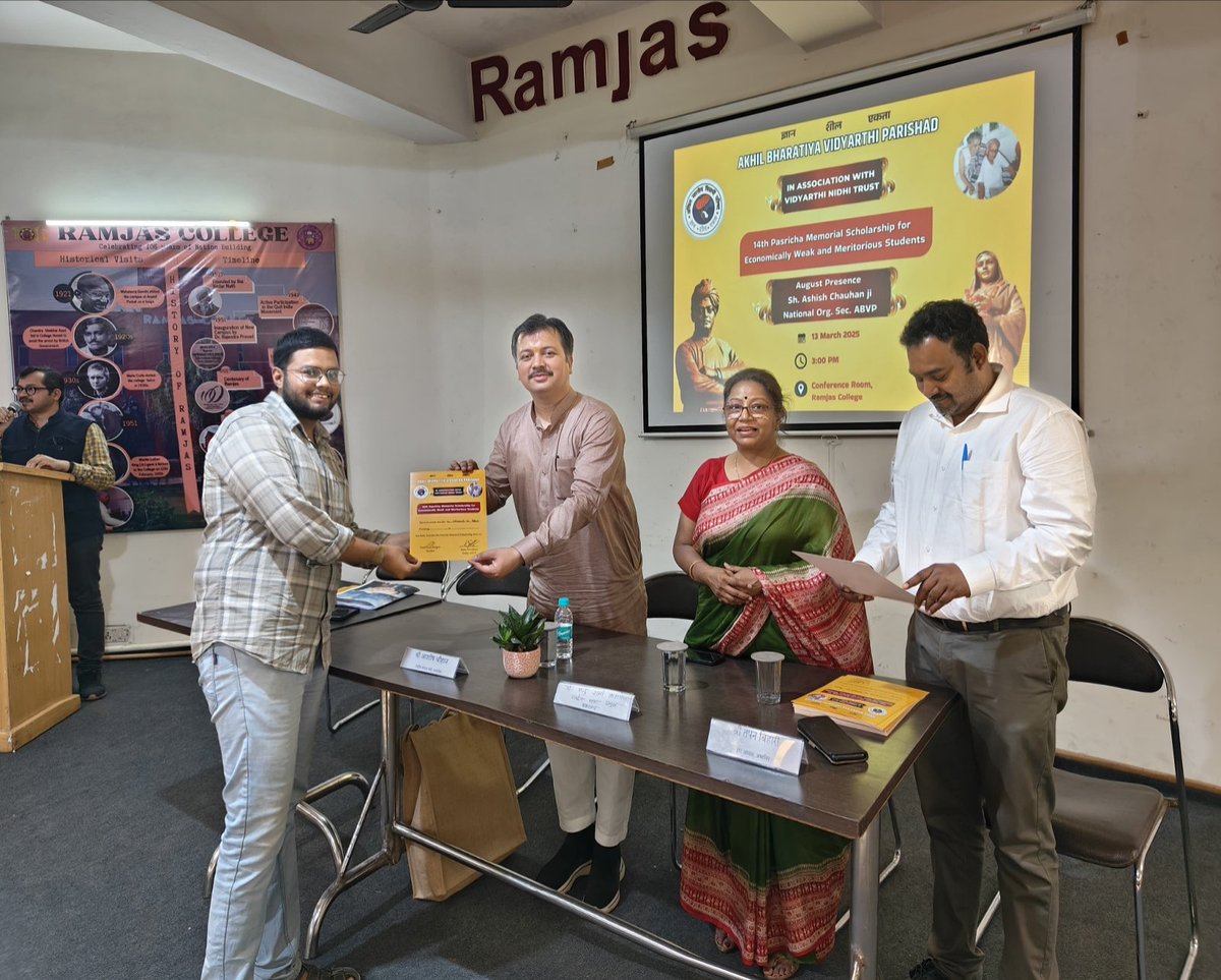 iutkarshpathak's tweet image. दिल्ली प्रांत में रामजस कॉलेज में अभाविप, विद्यार्थी विकास निधि और पसरिचा मेमोरियल ट्रस्ट के संयुक्त तत्वावधान में आयोजित 14वें पसरिचा मेमोरियल छात्रवृत्ति वितरण समारोह में छात्रवृत्ति प्राप्त करना मेरे लिए अत्यंत प्रेरणादायक और गौरवपूर्ण अनुभव रहा। @ABVPDelhi @ABVPVoice