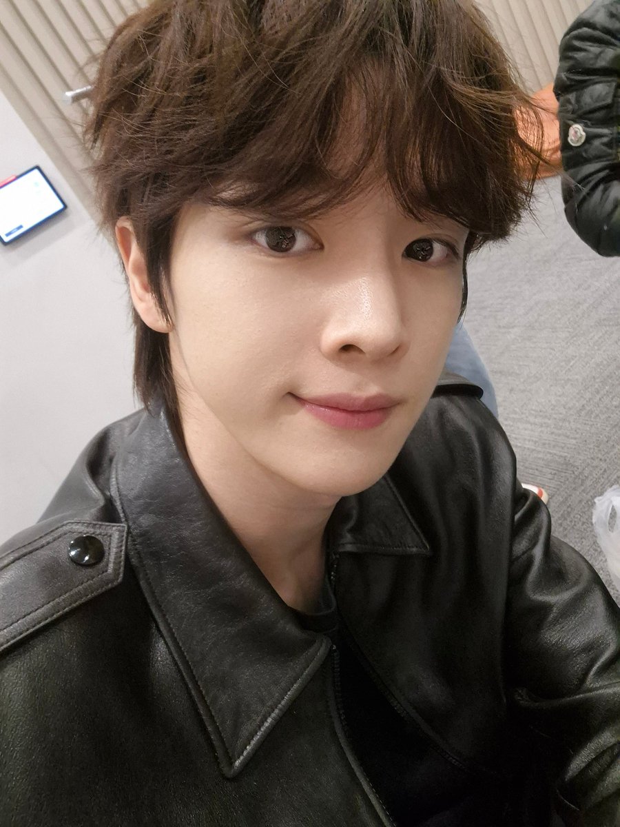 땃쉬 .. 내똔개성찬왓다 💓💓 레더자켓 조으네예😁🫰🏻