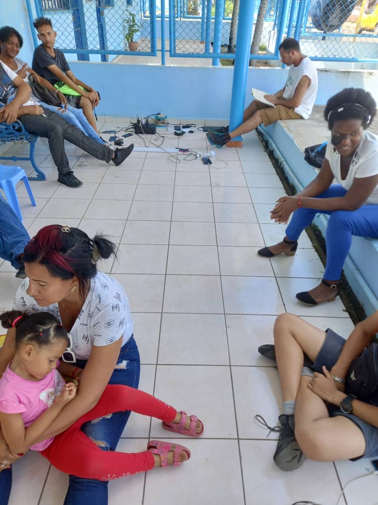 Yanileysd's tweet photo. 👍Todo se comparte, hasta la energía que se genera en nuestras instalaciones de @ETECSA_Cuba 
😉 La población ya nos conoce, lo agradecen todos en casa
#EtecsaConCuba https://t.co/EU515RxDQ9