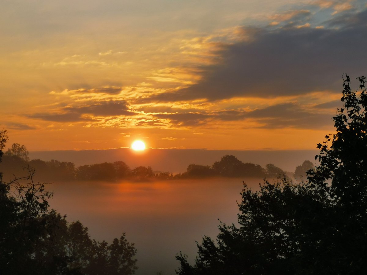 . ❥ 
        ॐ 

Mais 
On ne sait 
Jamais rien 

Juste 
Que ce matin 
Est beauté 

. ❥ 
        ॐ 

#6mots 

📸✒️ Môa
