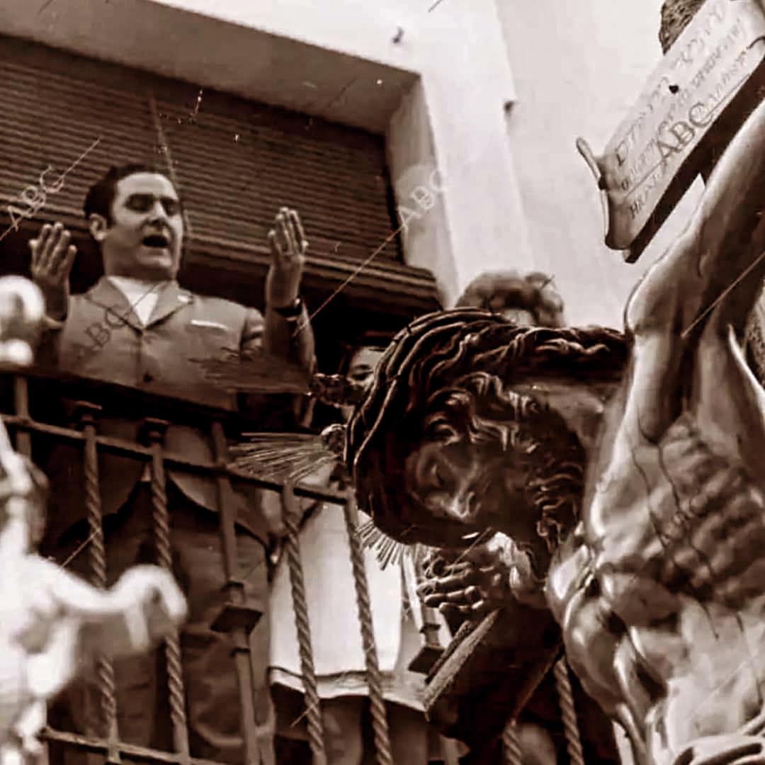 Cuando te encuentres en un callejón sin salida, míralo a El. Te mostrará que si hay una salida: la entrada.
A veces retroceder es avanzar.