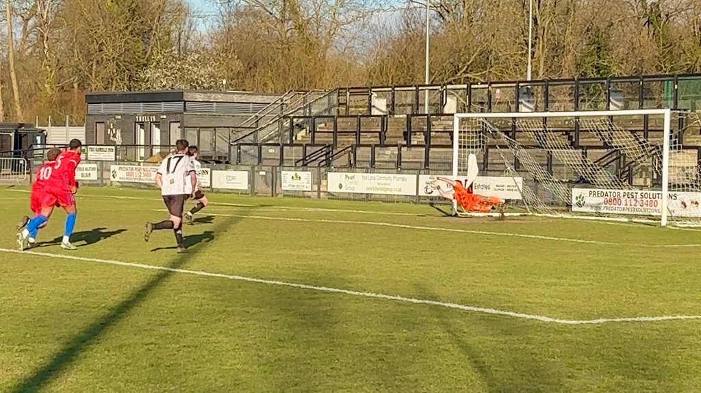 MATCH REPORT: Gray Saves the Day as Knaphill Hold Firm for 2-1 Win Over Balham #Pitchero
pitchero.com/clubs/knaphill…