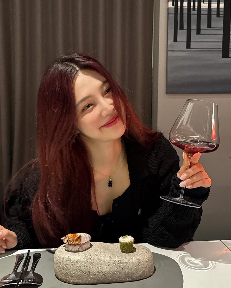 ✦ Golden reflections, a night wrapped in silk ☾ 조용한 대화 속에서 따뜻하게 퍼지는 감성 ❆ A sip of red, laughter laced with light ⌕ 부드럽게 녹아드는 한 모금의 온기 ✧ Forks trace slow elegance in candlelight ☕ 식탁 위에서 흐르는 감미로운 순간들 ✨