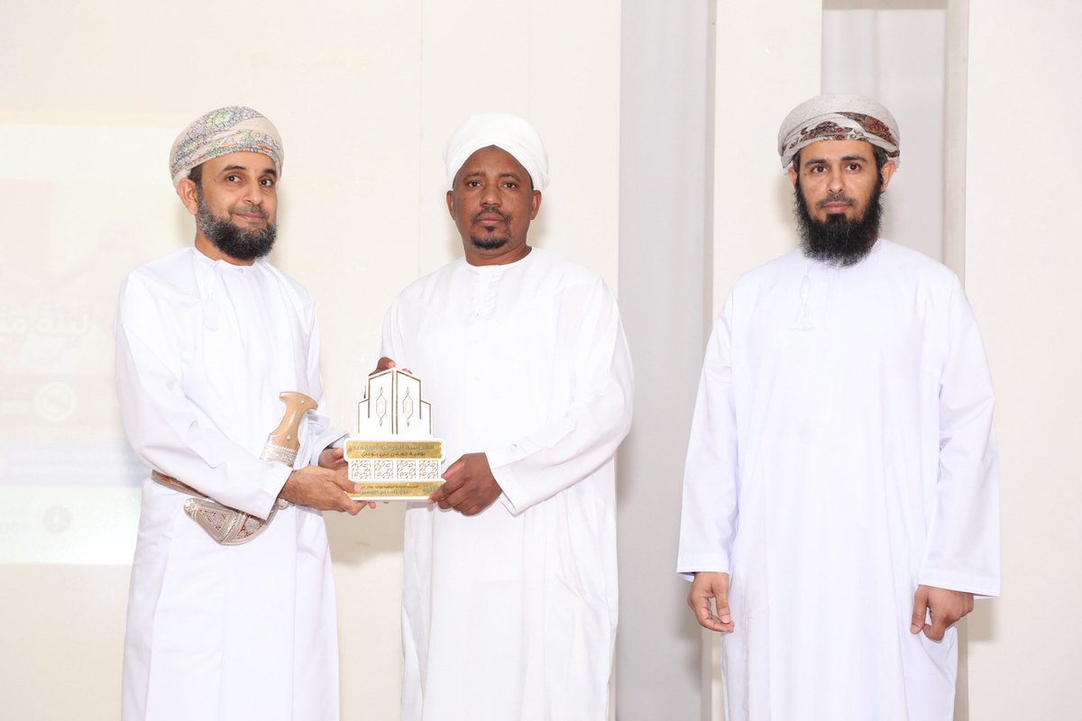 quranjalan's tweet photo. 🕌 جانب من تكريم المدرسين في حلقات تحفيظ القرآن بالمدرسة القرآنية الوقفية، في حفل الإشهار. https://t.co/kLiRHBdsBM