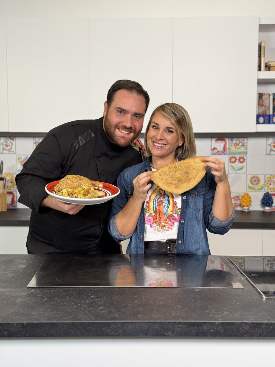 DiscoveryItalia's tweet photo. #ascoltitv: molto bene @aedtalkshow con oltre 480.000 spettatori (picchi di 585.000amr) e il 2,9% di share 🔥 @nove #8canale nazionale in PT, #5canale in 2^serata ✨ Su @FoodNetworkIT #GiusinaInCucinaAndFriends segna 125.000 spettatori 🍝 https://t.co/pkqbomfp9t